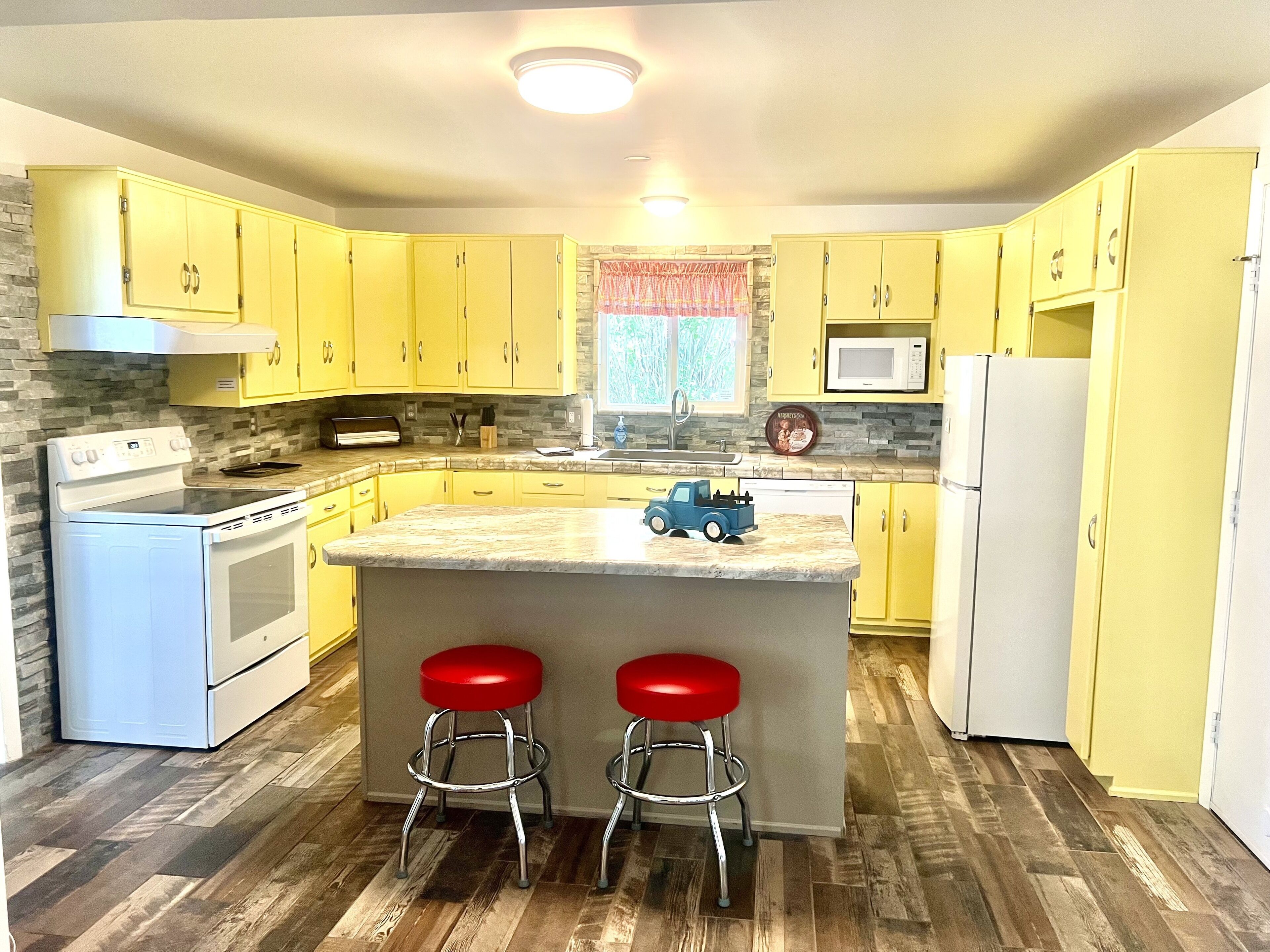 Cozy 1950s Vintage Cottage on Main near Capitol Reef