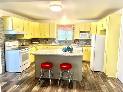 Cozy 1950s Vintage Cottage on Main near Capitol Reef