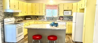 Cozy 1950s Vintage Cottage on Main near Capitol Reef