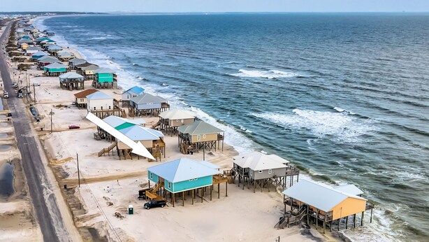 A coastal area with beach houses on stilts, a sandy beach, and the ocean. - Toes in the Sand - Gulf Beachside, 4 Bedroom, 4 Bath, Dog Friendly, Sleeps 12 (Dauphin Island)