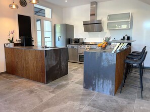 Køleskab, mikrobølgeovn, ovn, kogeplade