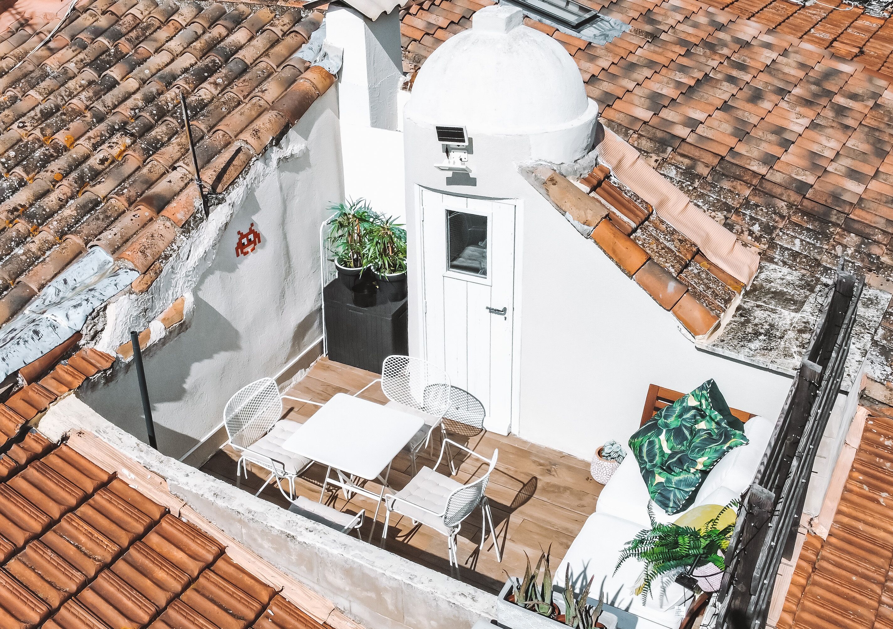 Central 15th Century house with built-in Gallery/Retail facilities if required