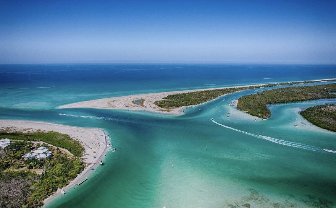 Plage à proximité, chaises longues, serviettes de plage