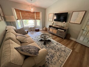 Smart TV, fireplace, books, stereo