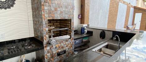 Geladeira, micro-ondas, fogão, cooktop