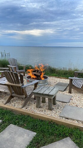 Charming cottage on Chesapeake Bay with private sand beach and 1 acre to play on