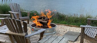 Charming cottage on Chesapeake Bay with private sand beach and 1 acre to play on