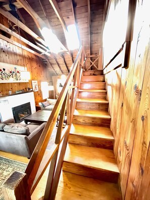 Smart TV, libros y estéreo 