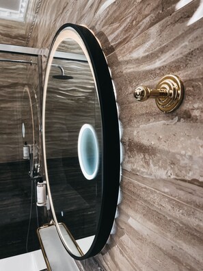 Luxe suite | Luxe beddengoed, bedden met traagschuimmatrassen, een minibar