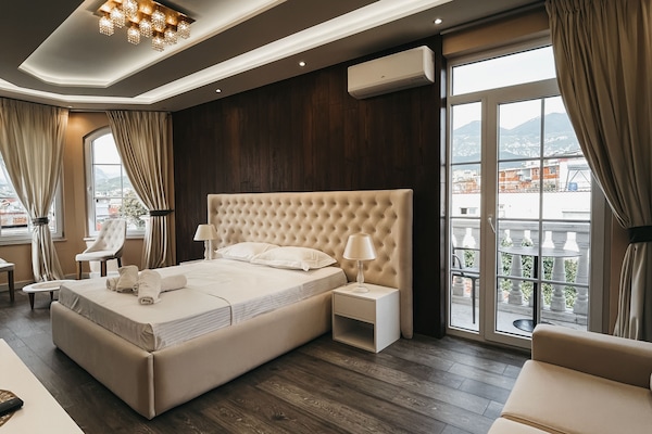 Suite de lujo | Ropa de cama de alta calidad, camas con efecto memoria y minibar