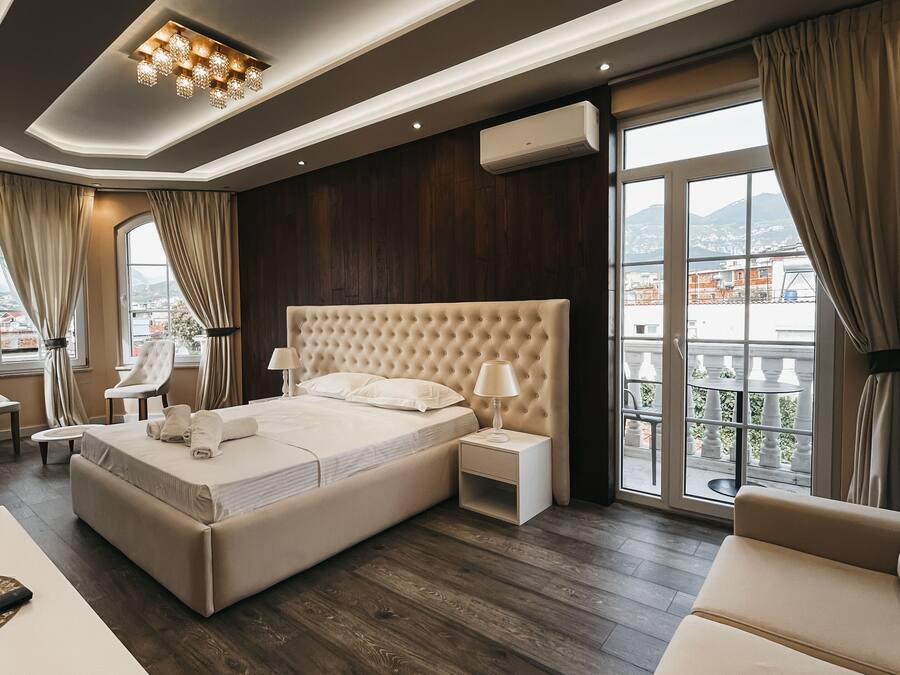 Luxe suite | Luxe beddengoed, bedden met traagschuimmatras, een minibar, een bureau