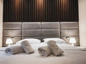 Premium bedding, memory-foam beds, minibar, desk - Amansar Boutique Hotel (Tirana)