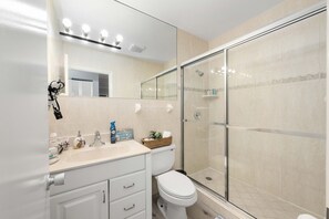 Dusche, Haartrockner, Handtücher, Seife