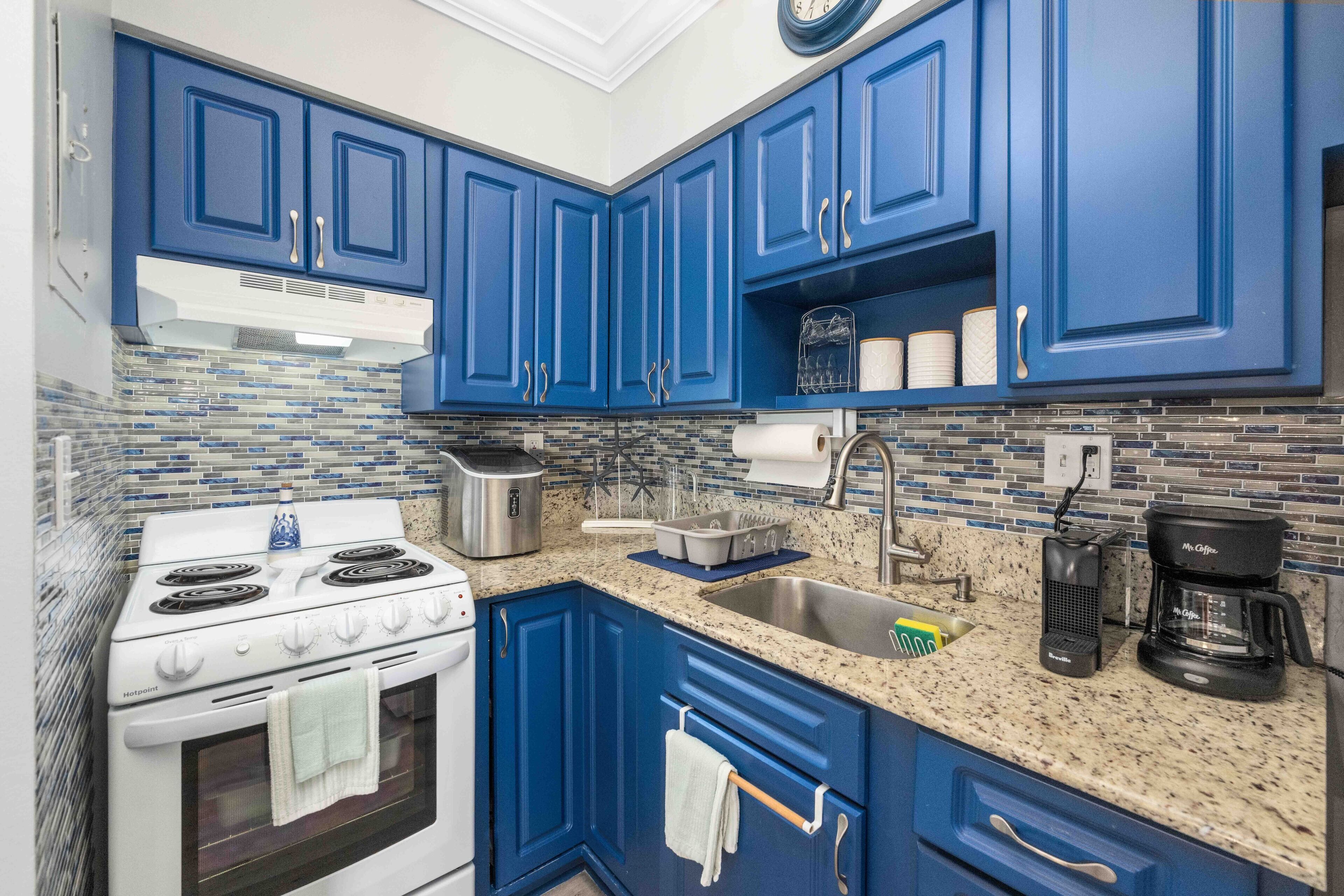 Kylskåp, mikrovågsugn, ugn och spishäll