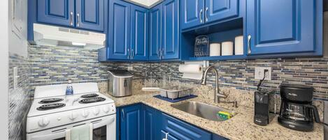 Réfrigérateur, micro-ondes, four, plaque de cuisson