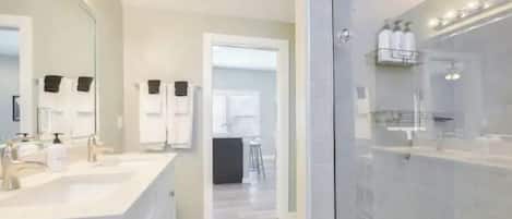 Dusche, Haartrockner, Handtücher, Seife