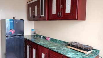 Fridge, stovetop, coffee/tea maker, blender