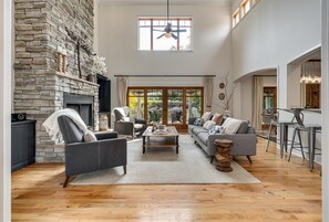 Smart TV, chimenea, tenis de mesa y libros 