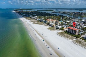 Am Strand, Liegestühle, Strandtücher