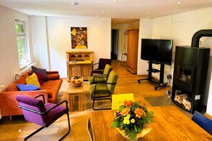 Fernseher, Kamin, DVD-Player, Tischtennisplatte