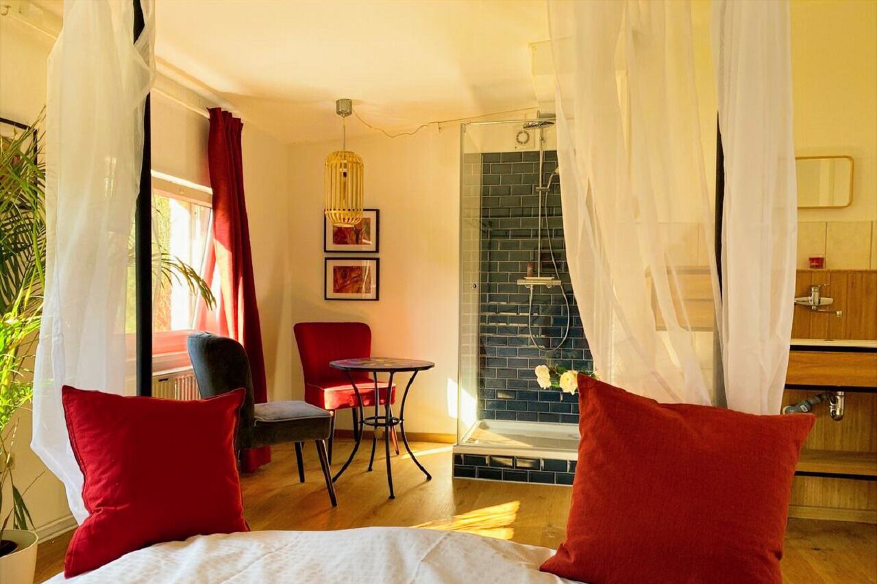 5 makuuhuonetta, työpöytä, ilmainen Wi-Fi, vuodevaatteet