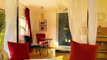 5 makuuhuonetta, työpöytä, ilmainen Wi-Fi, vuodevaatteet