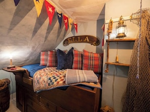 3 bedrooms, desk, iron/ironing board, travel cot - Historic 1810 Captain Burrows Home~ A Nautical New England Inspiration!  (Mystic)