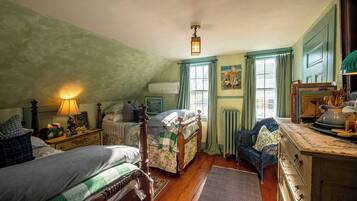 3 bedrooms, desk, iron/ironing board, travel crib