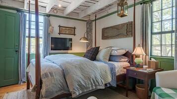 6 bedrooms, desk, iron/ironing board, travel cot