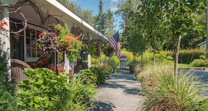 Historic 1900s Ship Smith Cottage... A Patriotic New England Inspiration!