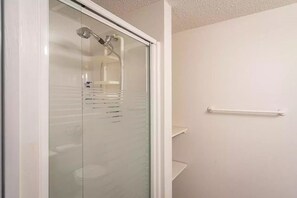 Een douche, een haardroger, een bidet, handdoeken
