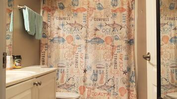 Ensemble douche/baignoire, sĂšche-cheveux, serviettes fournies, savon