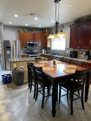Private kitchen - Spacious House w/ a Washer + Private Bathroom (Casa Grande)