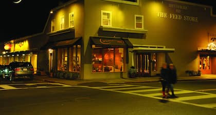 Rare Find Overlooking The Sonoma Plaza