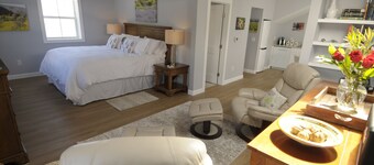 Rare Find Overlooking The Sonoma Plaza