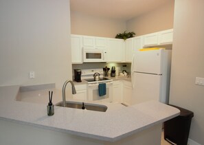 Dishwasher, cookware/dishes/utensils - Fantastic Second Floor Oakwater Townhome, Closest to Disney (Kissimmee)
