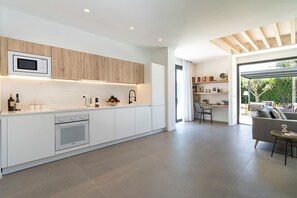 Kühlschrank, Mikrowelle, Ofen, Geschirrspüler