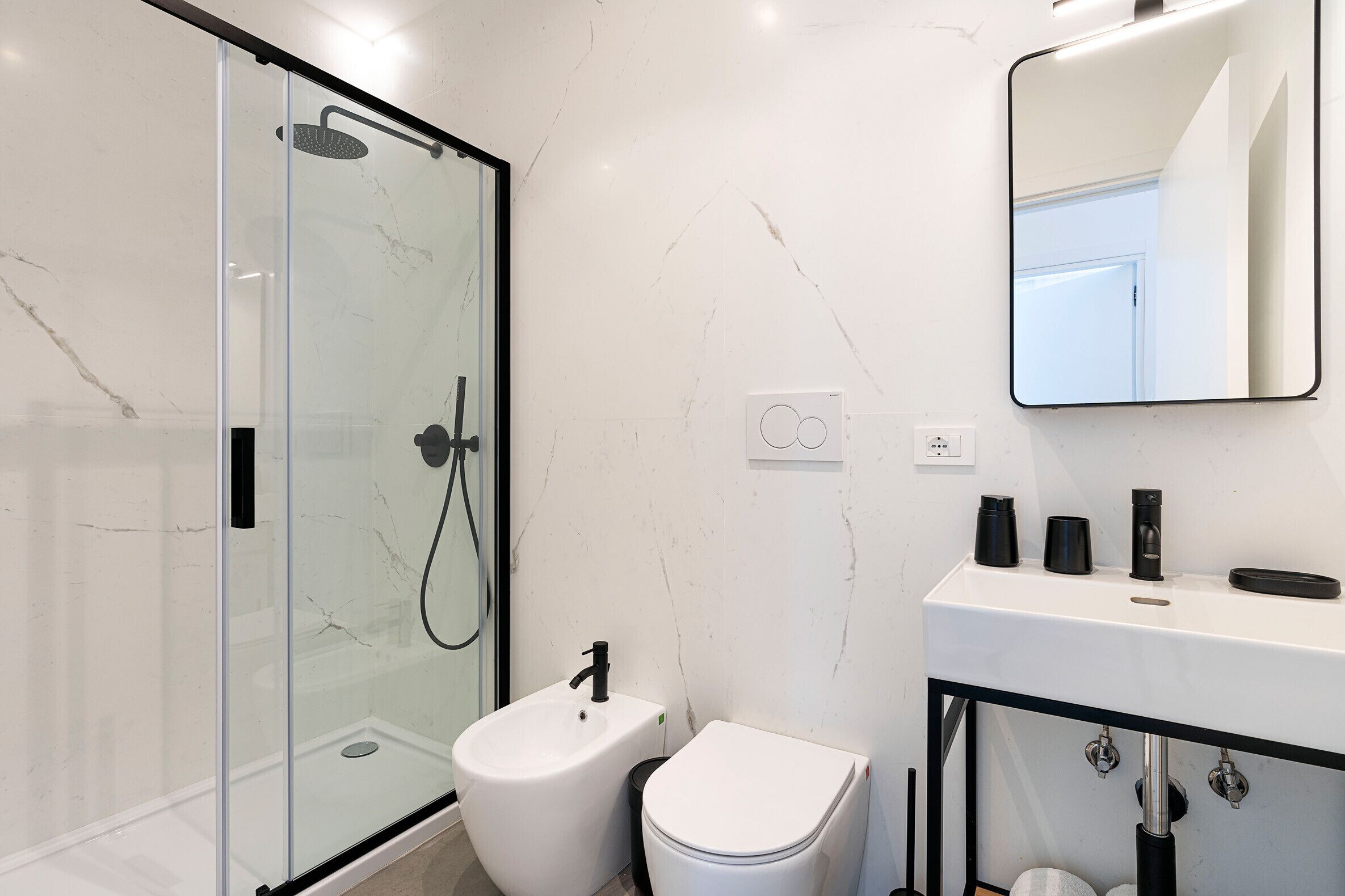 Ducha, secador de pelo y toallas