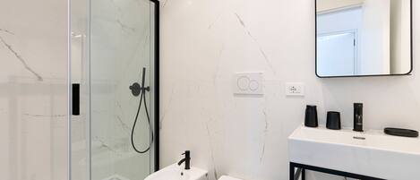 Ducha, secador de pelo y toallas