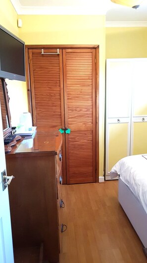 1 habitación, caja de seguridad en la habitación y escritorio
