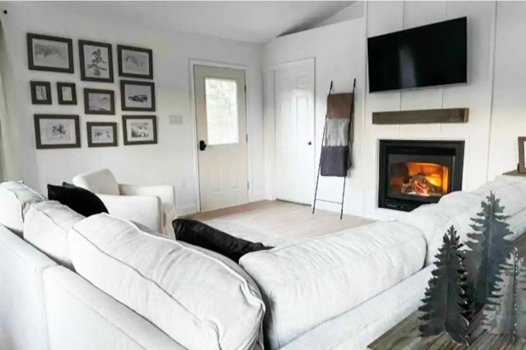 The Woodland House: hot tub w/ mountain view