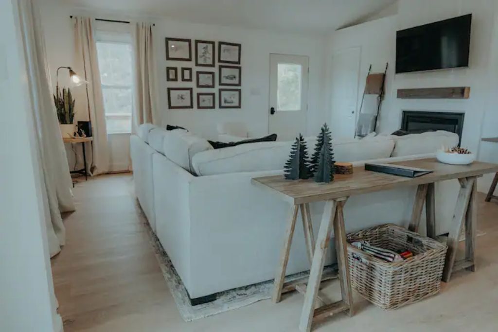 The Woodland House: hot tub w/ mountain view