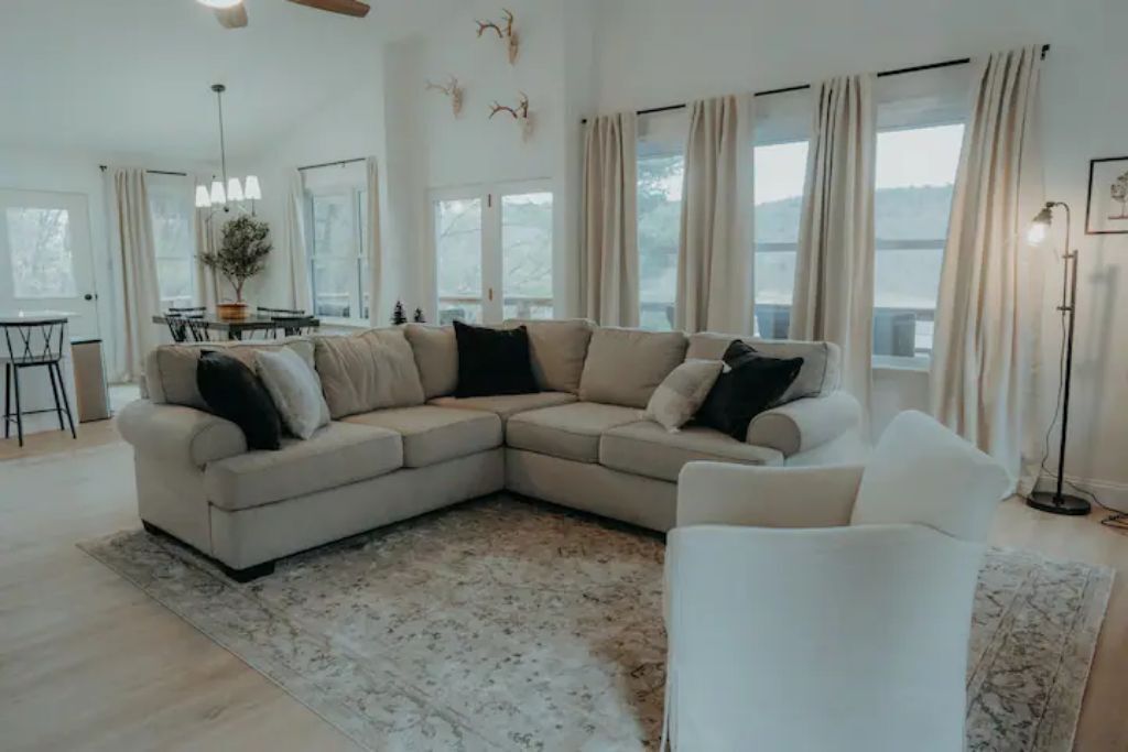 The Woodland House: hot tub w/ mountain view