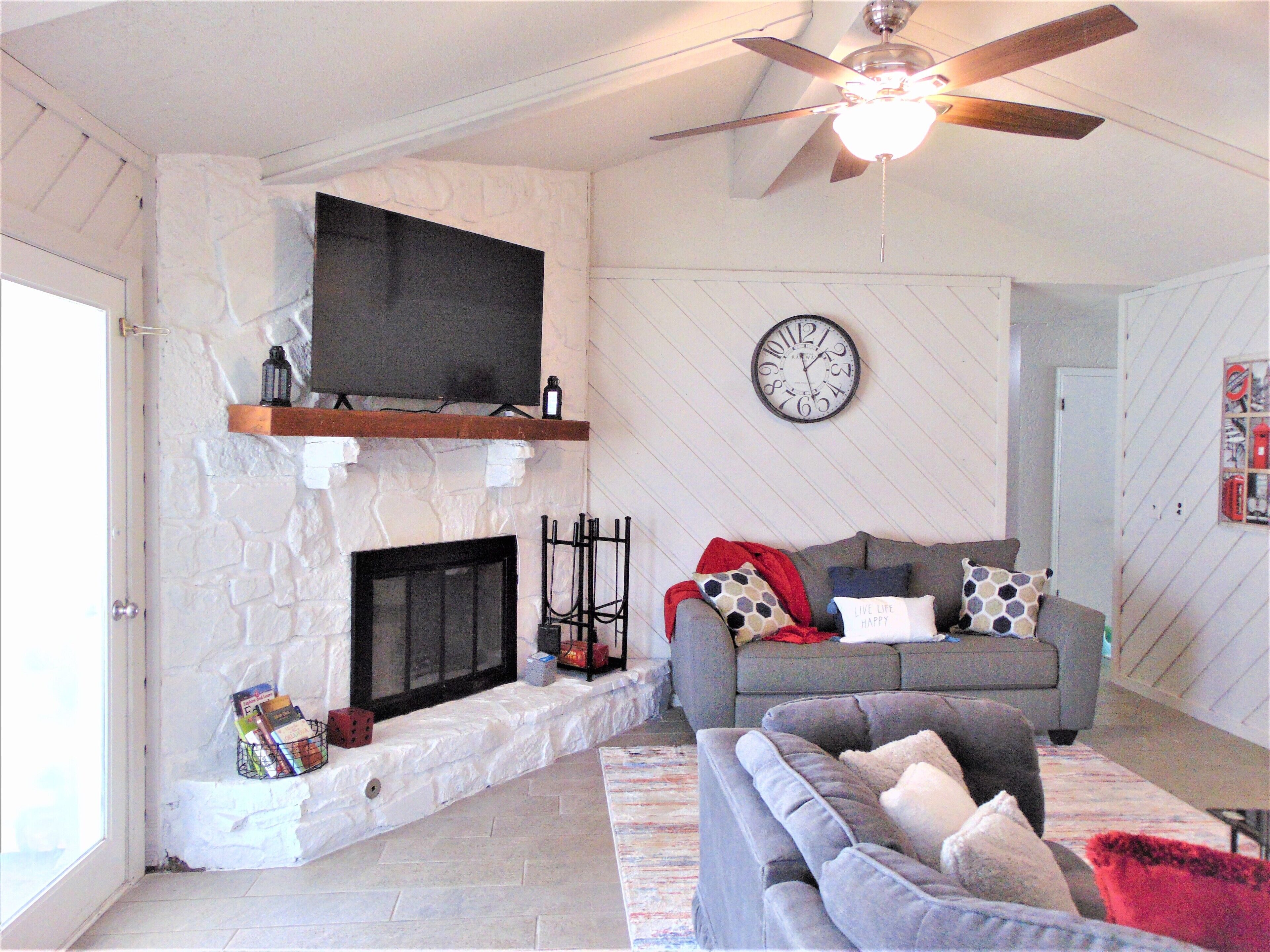 Updated home with fun amenities, close to shopping, restaraunts, parks, & more!