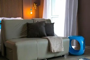 Apartamento luxo | Área de estar | TV de tela plana 32 polegadas com canais a cabo, TV