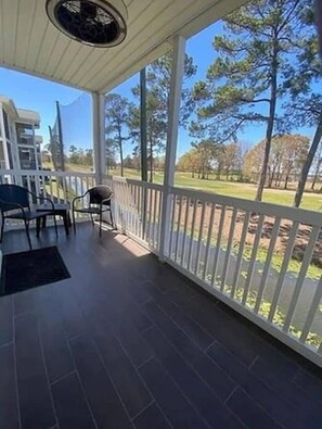 Terrace/patio - Stylish Condo on Golf Course with Peaceful Views (Myrtle Beach)