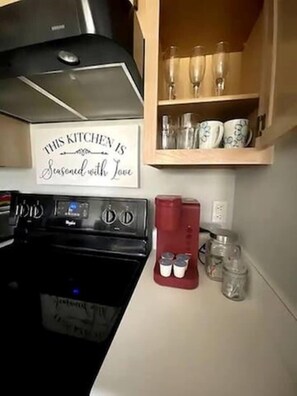 Fridge, microwave, oven, stovetop - Stylish Condo on Golf Course with Peaceful Views (Myrtle Beach)