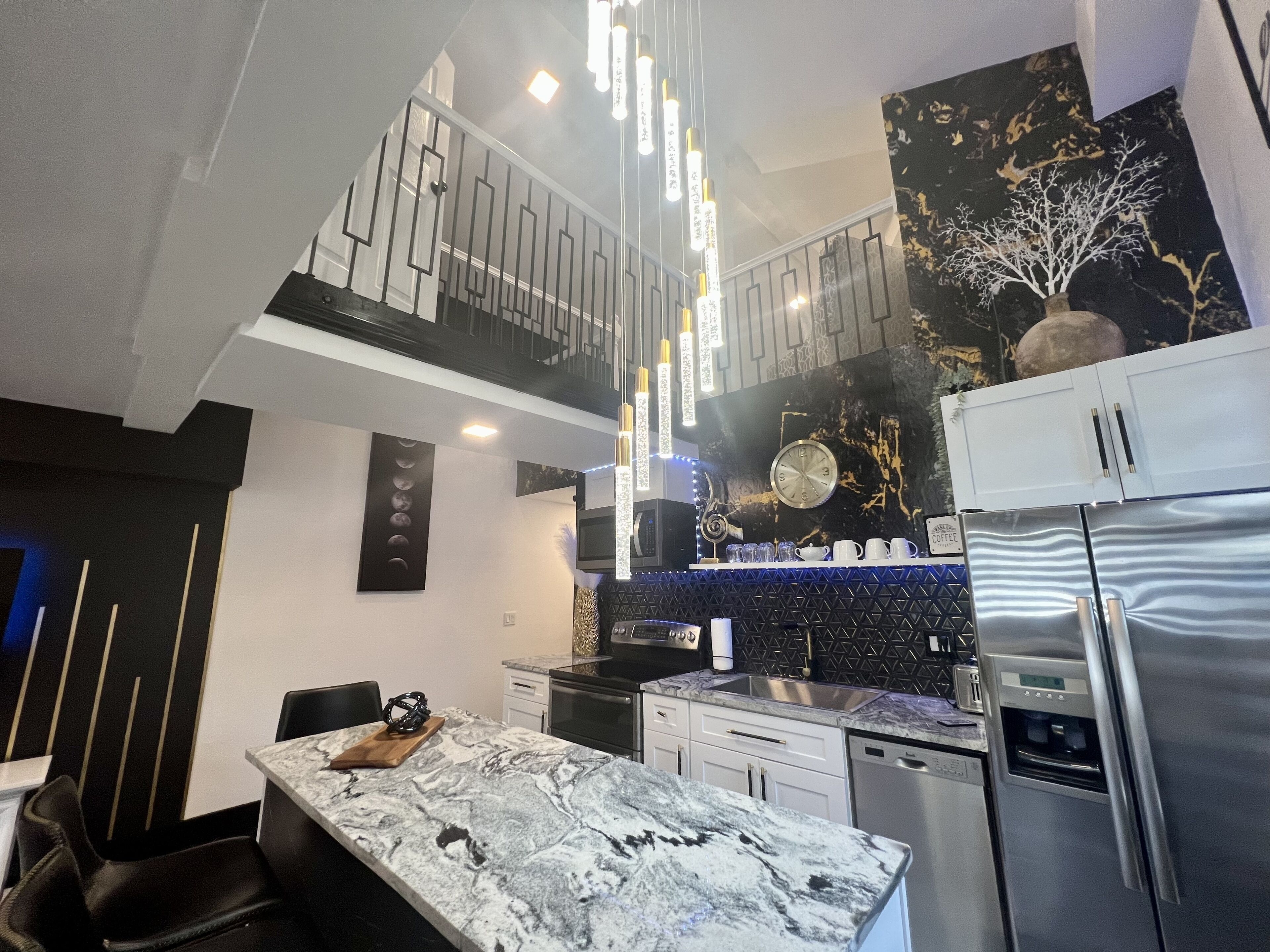 Luxury 2 story loft house 15min to CLW beach