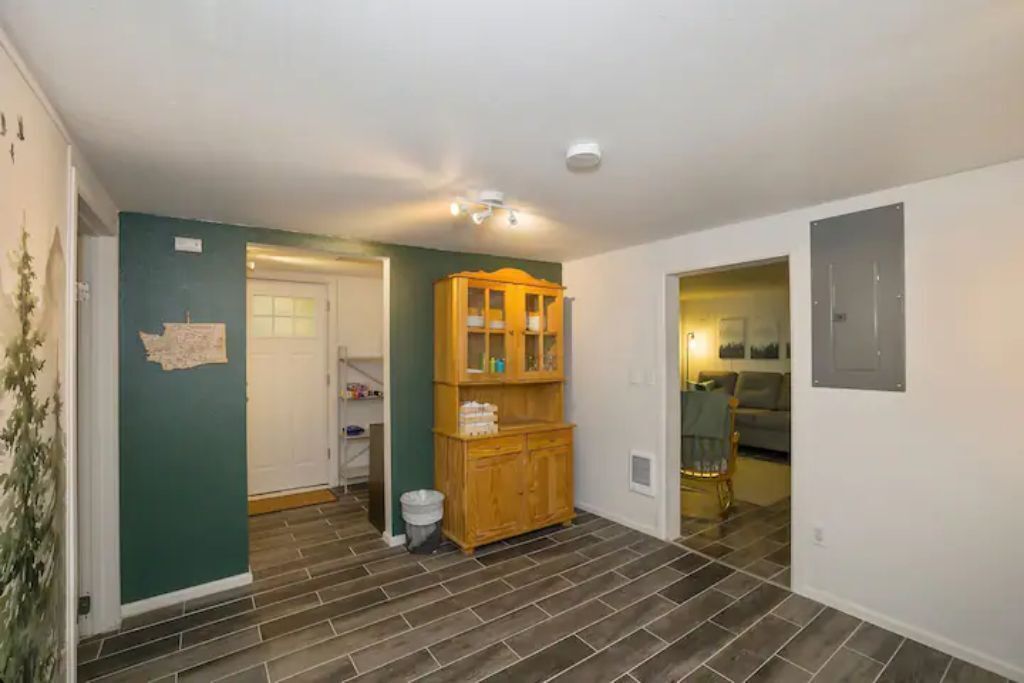 The Bigfoot Bungalow - Close to lakes and town!