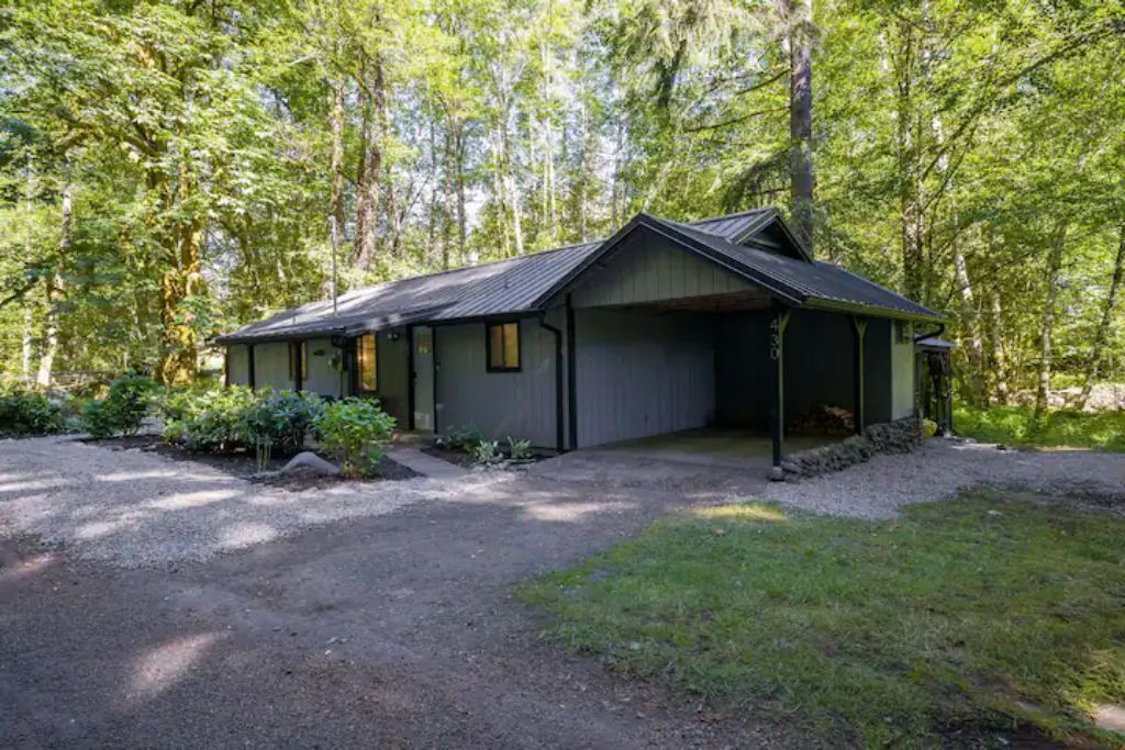 The Bigfoot Bungalow - Close to lakes and town!